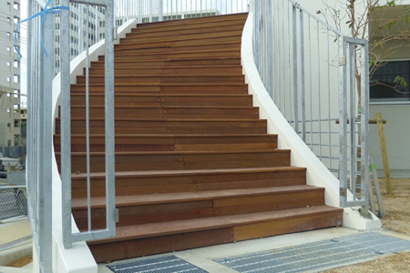 ウッドデッキ材を使用した階段施工写真